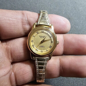QMAX Ladies Quartz Gold Tone Fashion Watch Working Roman Dial Water Resistant sh
